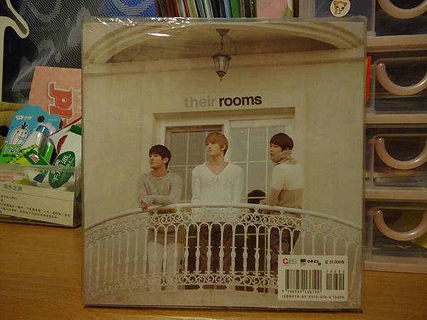 《THEIR ROOMS》 (15)