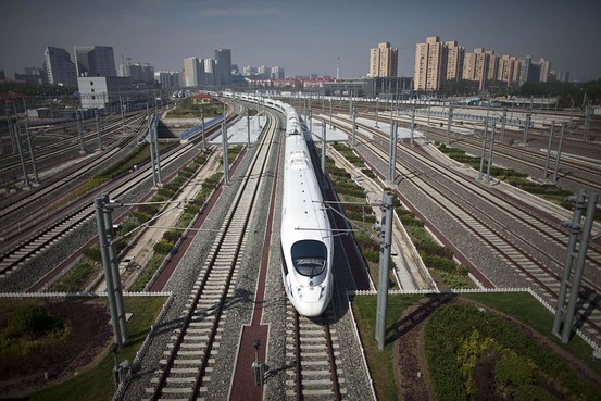 從北京南站開出的高鐵列車 從北京南站開出的高鐵列車