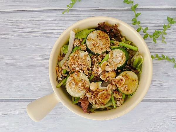 溫沙拉佐蜂蜜芥末籽醬.清爽簡單煎烤.輕食料理