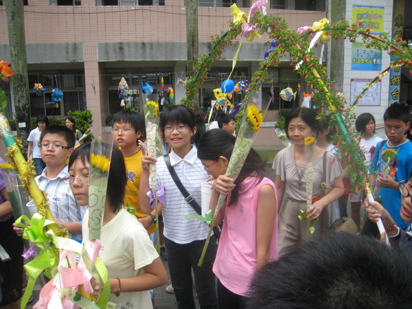 過花圈耶~~~讓我想到明德的畢典