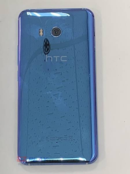 恩?怎麼臭臭的唉唷威我的HTC U11充電孔燒焦啦!!!HT