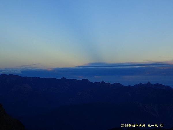 南湖東峰聖稜霞光