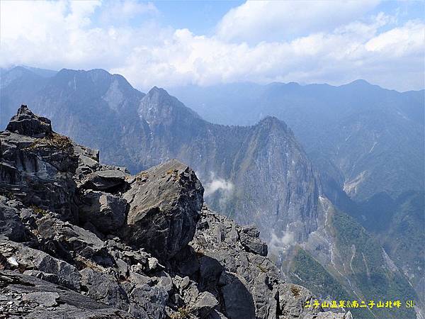 南二子山北峰眺望針山