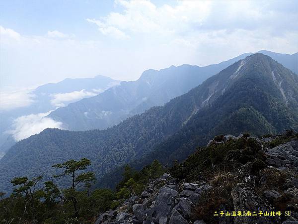 南二子山北峰眺望南二子山南峰