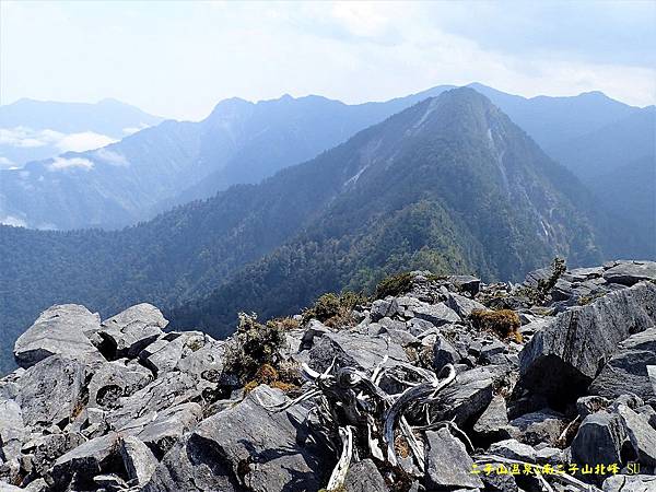 南二子山北峰眺望南二子山南峰