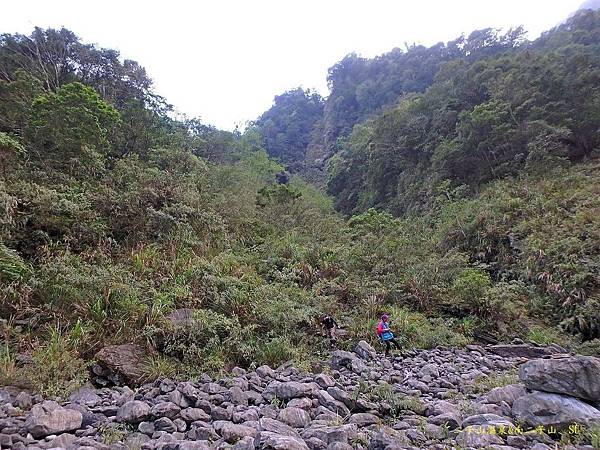 南二子山北峰登山口