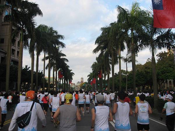 往總統府(中山南路方向)