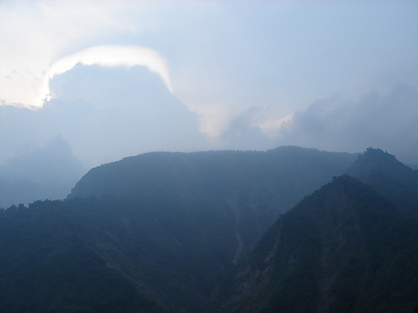 對面的山