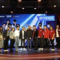 圖8.(由左至右)小草、小葵、茄子蛋(阿任、阿德、阿斌)、Riot Games東南亞總經理Justin Hulog、台灣大總經理林之晨、周興哲、周予天、西門夜說、MiSTakE、BeBe為《英雄聯盟：激鬥峽谷》啟動峽谷序幕.JPG