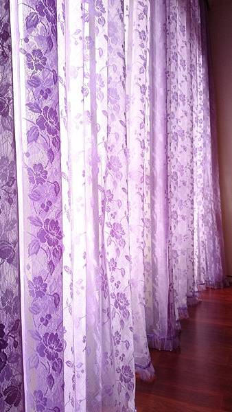 紫色窗紗下擺在加蕾絲，是不是很有感覺~