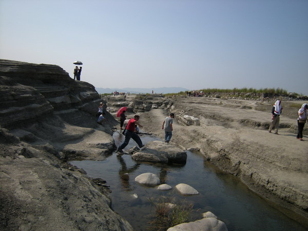 路又難走 又要涉水