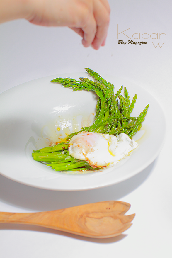 Poached egg asparagus with balsamico vinaigrette