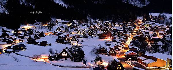 夜幕漸臨，大地仍難敵黑夜的轉變，雪白的合掌村從屋裡散發出柔和的黃光，搭配地面上的白雪，還蠻美的，似乎就像是童話故事般的場景。