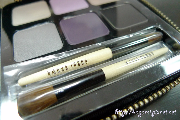 Bobbi Brown　牡丹紫紋眼彩盤： http://kagami.pixnet.net/blog/post/29053683