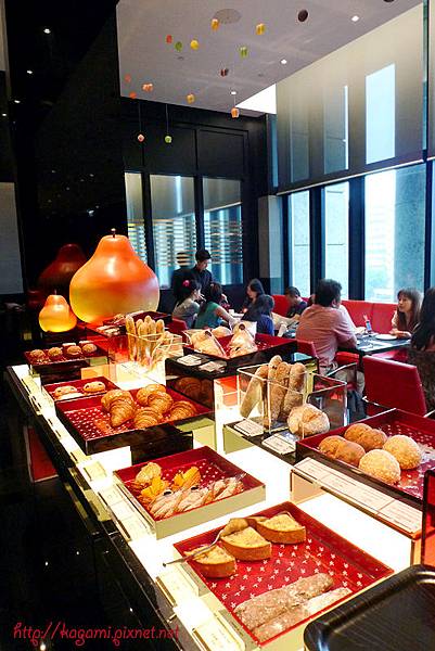 Salon de Thé de Joël Robuchon 侯布雄法式茶點沙龍： http://kagami.pixnet.net/blog/post/29579693