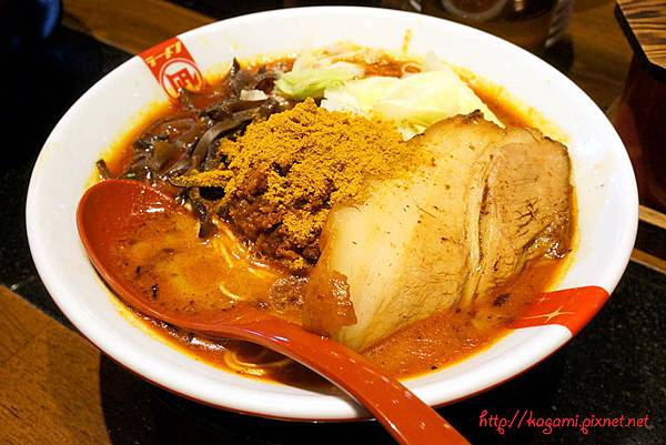 凪（Nagi） 豚王拉麵： http://kagami.pixnet.net/blog/post/31396465