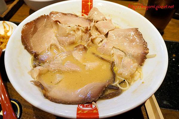 凪（Nagi） 豚王拉麵： http://kagami.pixnet.net/blog/post/31644931