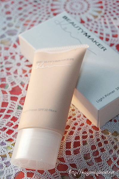 BeautyMaker 輕透光淨白防曬隔離乳： http://kagami.pixnet.net/blog/post/31881451