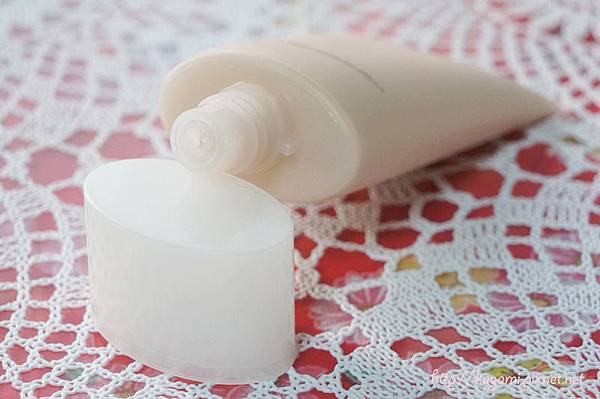 BeautyMaker 輕透光淨白防曬隔離乳： http://kagami.pixnet.net/blog/post/31881451