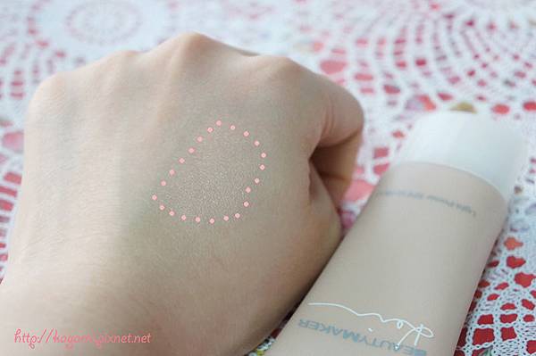 BeautyMaker 輕透光淨白防曬隔離乳： http://kagami.pixnet.net/blog/post/31881451