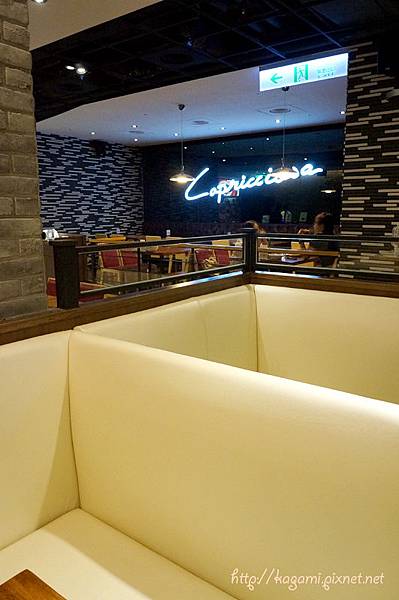 Capricciosa 卡布里喬莎： http://kagami.pixnet.net/blog/post/32385189