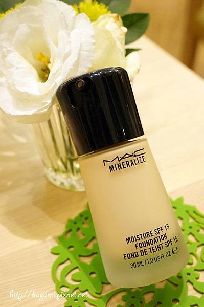 M.A.C 柔礦精華絲柔粉底液： http://kagami.pixnet.net/blog/post/32683751