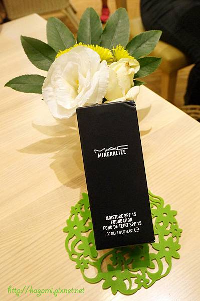 M.A.C 柔礦精華絲柔粉底液： http://kagami.pixnet.net/blog/post/32683751