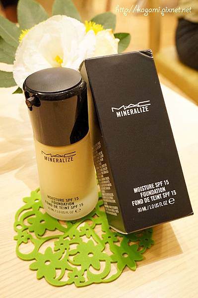 M.A.C 柔礦精華絲柔粉底液： http://kagami.pixnet.net/blog/post/32683751