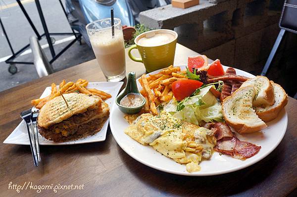 豐滿咖啡早午餐： http://kagami.pixnet.net/blog/post/39042976