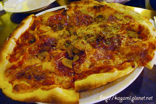 Alley Cats' Stone-Oven-Baked Pizza： http://kagami.pixnet.net/blog/post/28737451