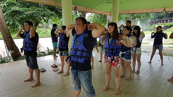 水上漂暖身.jpg 水上漂暖身.jpg