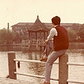 1976年江蓋世於台大校園醉月湖畔__.jpg