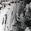 1987年8月23日 江蓋世『命運走唱』，台北市士林慈諴宮，遭手持盾牌警察，團團圍住，一位白髮白鬍老人，雙膝落地，兩掌合十，跪求鎮暴警察，不要對人民動武，一時間，現場的人都凍在那裡