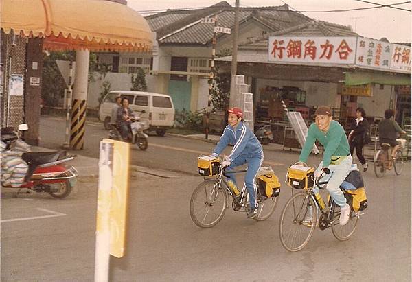 1987年12月，江蓋世單車環島「國土之旅」，與童鴻欽鐵馬走台灣，宣揚台灣獨立理念。10.jpg