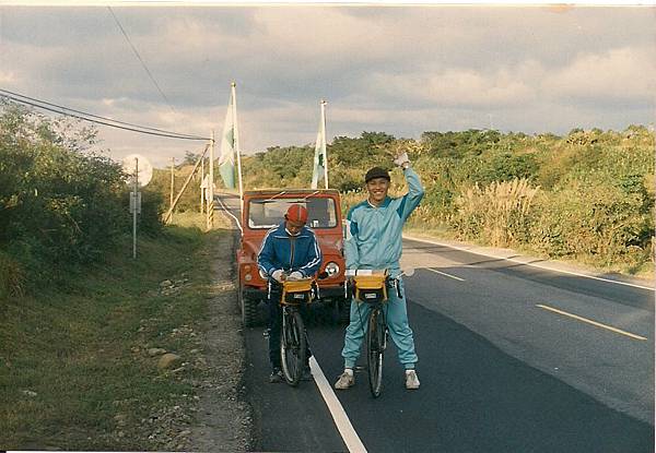 1987年12月，江蓋世單車環島「國土之旅」，與童鴻欽鐵馬走台灣，宣揚台灣獨立理念。12.jpg