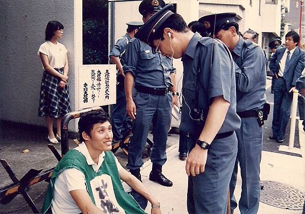 1988年8月17日，「台灣自救之旅」三人行，兵介仕、蔡文旭、江蓋世，在東京中國大使館前，靜坐示威，宣揚「台灣人民有主張台灣獨立的自由」。02.jpg