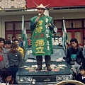 198803「台灣牛」陳忠和，站在他自己改裝而成的「台灣獨立車」上.jpg