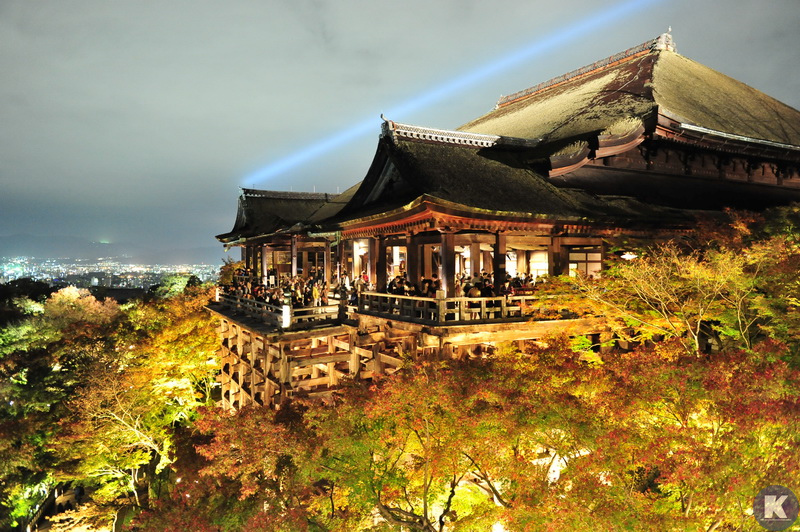 京都賞楓必遊景點 清水寺 夜楓 首選 晚上當然要來欣賞清水寺的夜間點燈 15 11月夜の特別拝観紀錄 日本自助旅行大補帖 凱子凱