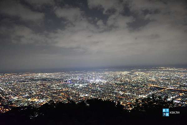 北海道札幌 夜景 藻岩山展望台 戀人約會勝地 日本新三大夜景 纜車 交通 營業時間資訊 札幌もいわ山ロープウェイ 日本自助旅行大補帖 凱子凱