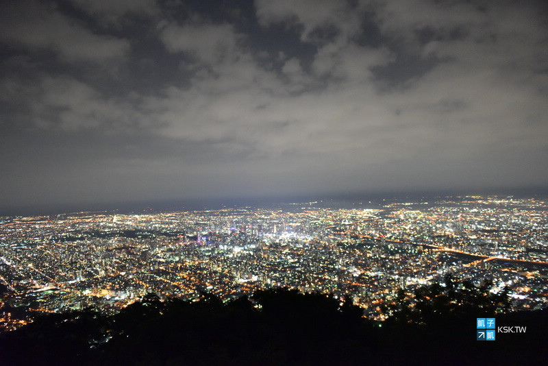 北海道札幌 夜景 藻岩山展望台 戀人約會勝地 日本新三大夜景 纜車 交通 營業時間資訊 札幌もいわ山ロープウェイ 日本自助旅行大補帖 凱子凱