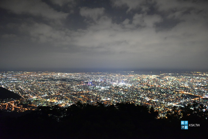 北海道札幌 夜景 藻岩山展望台 戀人約會勝地 日本新三大夜景 纜車 交通 營業時間資訊 札幌もいわ山ロープウェイ 日本自助旅行大補帖 凱子凱