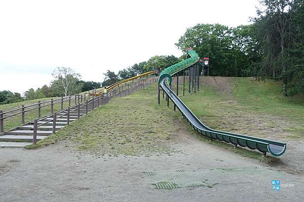 北海道親子遊 札幌景點 月寒公園 超長溜滑梯 小孩子的最愛 地下鉄東豊線 美園駅 徒歩5分 順便來吃北海道第一拉麵 麵屋彩未 日本自助旅行大補帖 凱子凱 北海道親子遊 札幌景點 月寒公園 超長溜滑梯 小孩子的最愛 地下鉄東豊線 美園駅 徒歩5分 順便來吃北海道第一拉麵 麵屋彩未 日本自助旅行大補帖 凱子凱