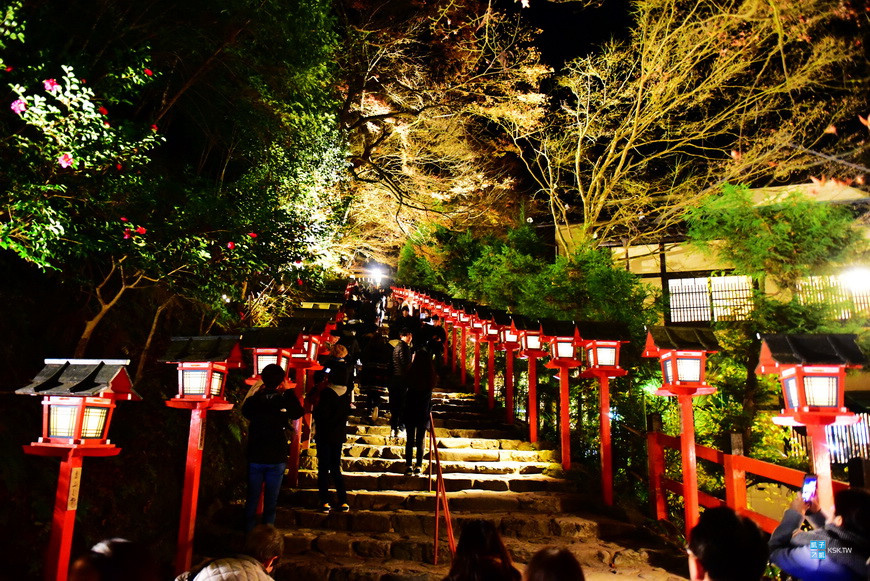 京都 景點 貴船神社 賞楓賞雪絕美景點 交通方式 巴士資訊 水占卜 奧宮 行程規劃建議 紅燈籠點燈起來實在太美了 日本自助旅行大補帖 凱子凱