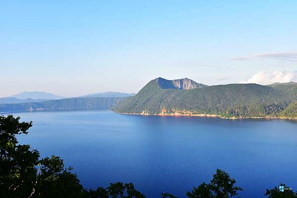 北海道 道東三湖 摩周湖 如藍寶石般靜謐而神祕 日本透明度最高的夢幻湖泊 終年霧氣繚繞 出發前必看live Camera即時影像 交通方式介紹