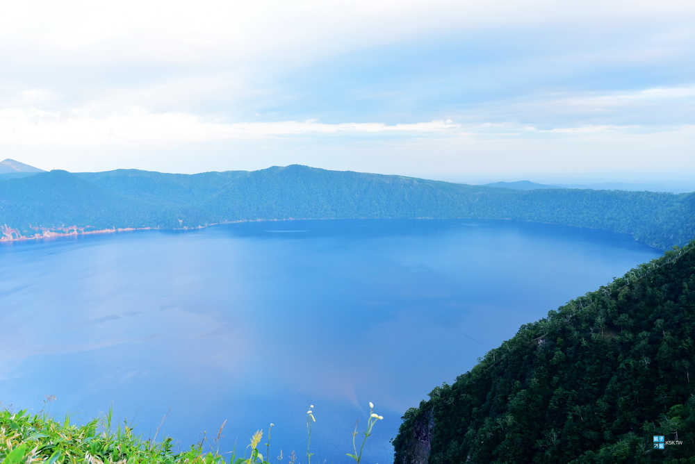 北海道 道東三湖 摩周湖 如藍寶石般靜謐而神祕 日本透明度最高的夢幻湖泊 終年霧氣繚繞 出發前必看live Camera即時影像 交通方式介紹 北海道 道東三湖 摩周湖 如藍寶石般靜謐而神祕 日本透明度最高的夢幻湖泊 終年霧氣繚繞 出發前必看live Camera即時影像 交通方式介紹