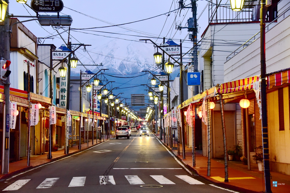 【日本山梨。下吉田】可以拍到富士山震撼雄偉街景的「本町二丁目商店街」、IG打卡超熱點! 日本自助旅行大補帖凱子凱 痞客邦 【日本山梨。下吉田】可以拍到富士山震撼雄偉街景的「本町二丁目商店街」、IG打卡超熱點! 日本自助旅行大補帖凱子凱 痞客邦
