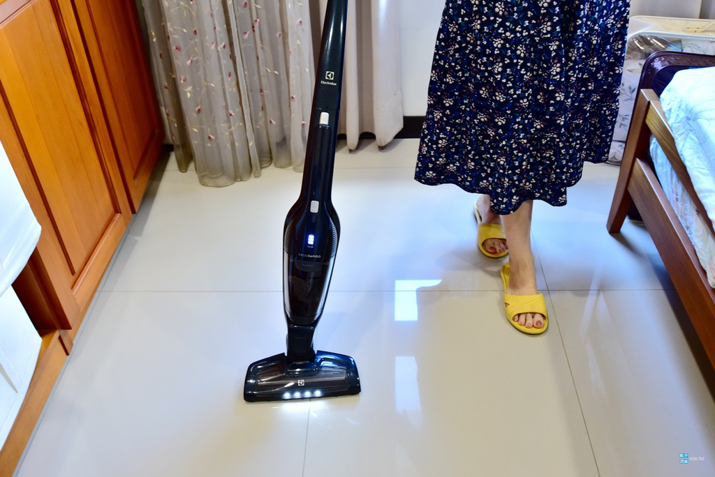 熱銷團購 Electrolux 伊萊克斯直立式吸塵器推薦 完美管家二合一無線hepa吸塵器 開箱實測評價 無線吸塵器推薦 毛髮截斷 無重力輕手感設計