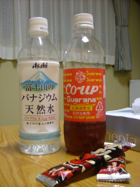 右邊那瓶可樂寫著北海道限定