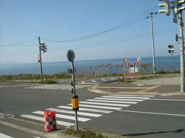 車子繼續沿著海岸駛著