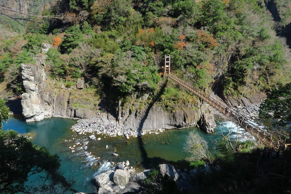 新竹--尖石 漫步秀巒賞楓(控溪吊橋、軍艦岩吊橋、不怕小澡